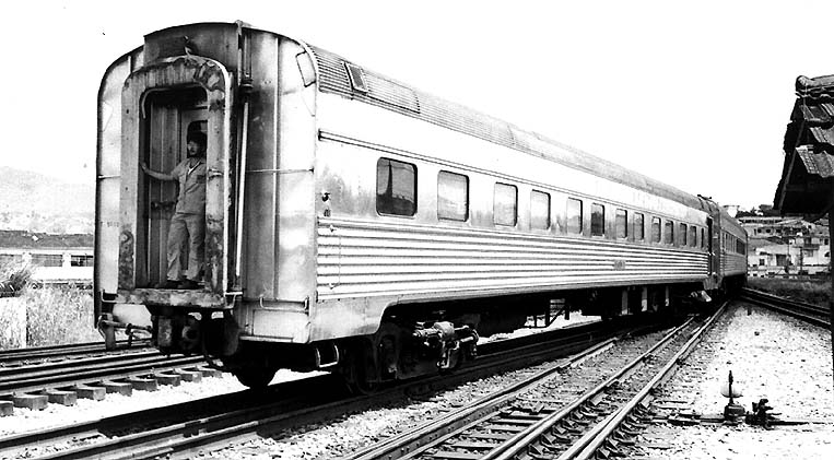 Vagão dormitório cabine-dupla em manobra no pátio ferroviário do Horto Florestal, Belo Horizonte