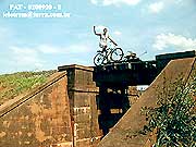 Bicilinha, a engenhoca de andar nos trilhos da ferrovia desativada