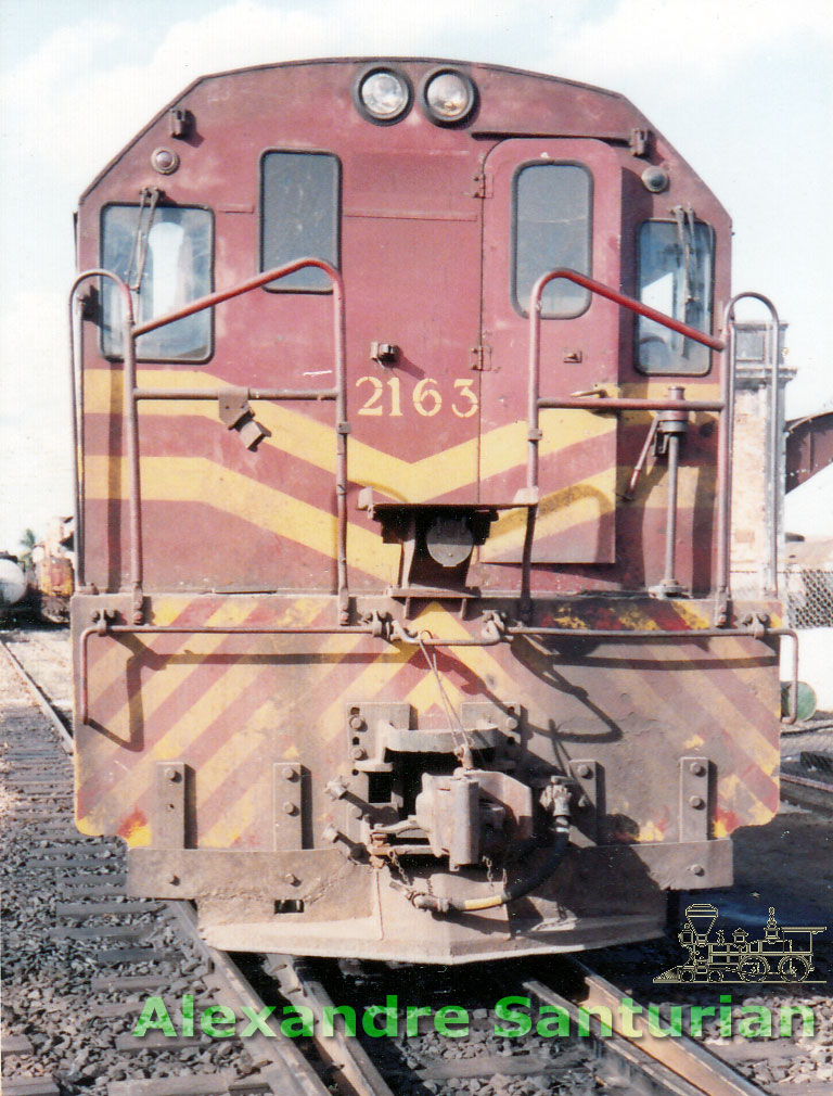 Vista frontal da locomotiva U-8B 2163