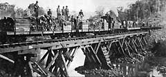 Ponte de madeira na antiga Estrada de Ferro S&atilde;o Paulo - Rio Grande