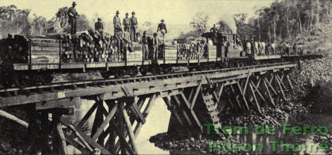 Trem passando sobre pontilhão de madeira da Estrada de Ferro São Paulo - Rio Grande