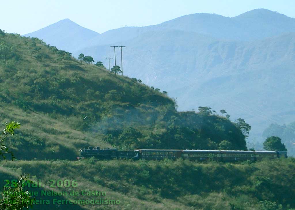 Ferrovia com forte rampa entre as montanhas exige que a locomotiva a vapor seja auxiliada pela locomotiva a diesel