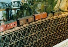 Ponte em madeira na maquete da Associa&ccedil;&atilde;o Mineira de Ferreomodelismo