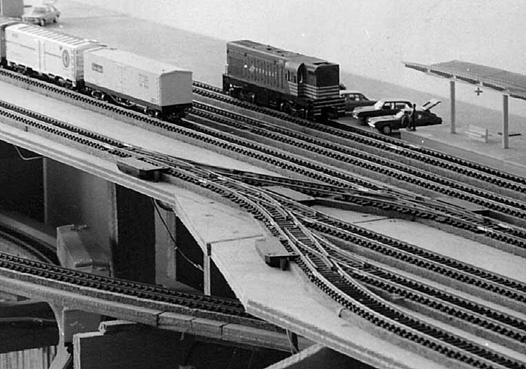 Disposição dos desvios no centro do pátio de manobras ferroviárias, com as bobinas dos desvios invertidas, e os trilhos de desengate substituídos por ímãns escondidos embaixo dos trilhos