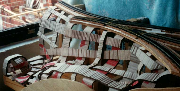 Conformação do relevo da maquete para criar um riacho, antes de aplicar o relevo em gesso