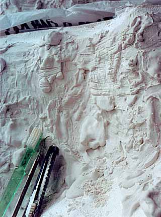 Ferramentas utilizadas para dar acabamento no relevo de gesso da maquete de ferreomodelismo