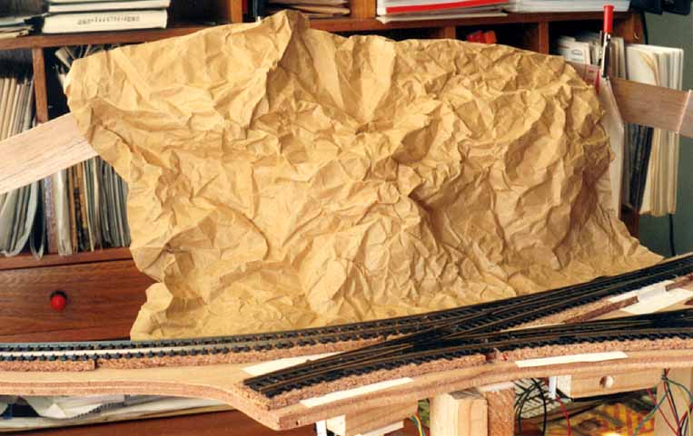 Fixação de papel padro amassado para formar o relevo da maquete usando papel e cola