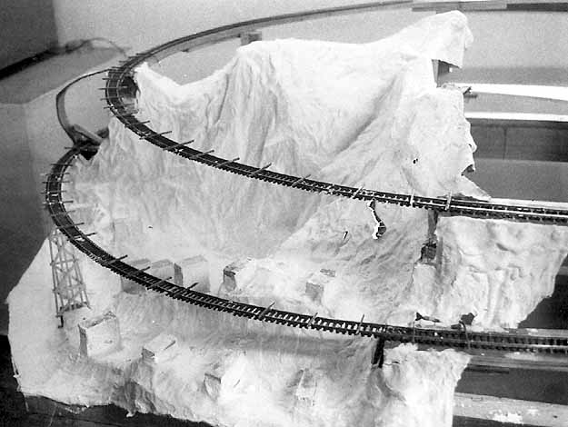 Trecho de maquete com um grande relevo em gesso, para criação de duas pontes de madeira "old-timer" em curva