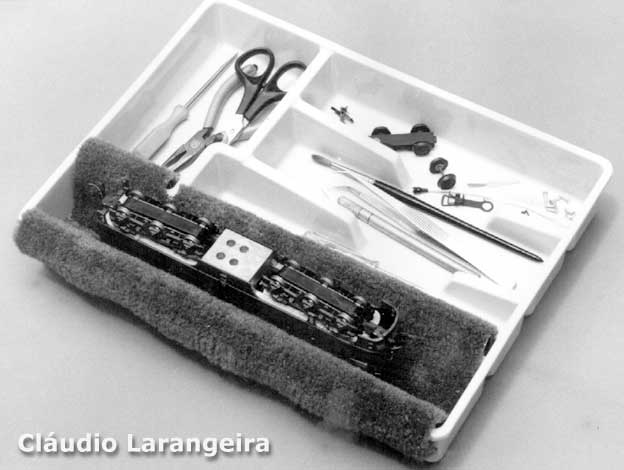 Gaveta plástica para talheres, utilizada pelo ferreomodelista como oficina para suas locomotivas